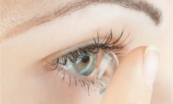 đeo kính áp tròng